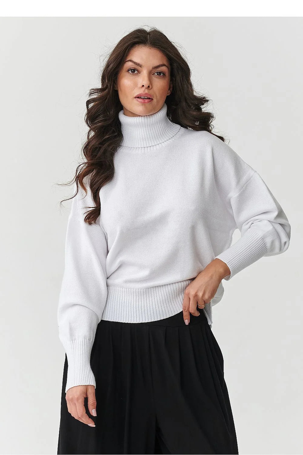 pull femme col roulé oversize court maille tricotée blanche manches longues bouffantes poignets bordcotes viscose PBT nylon doux