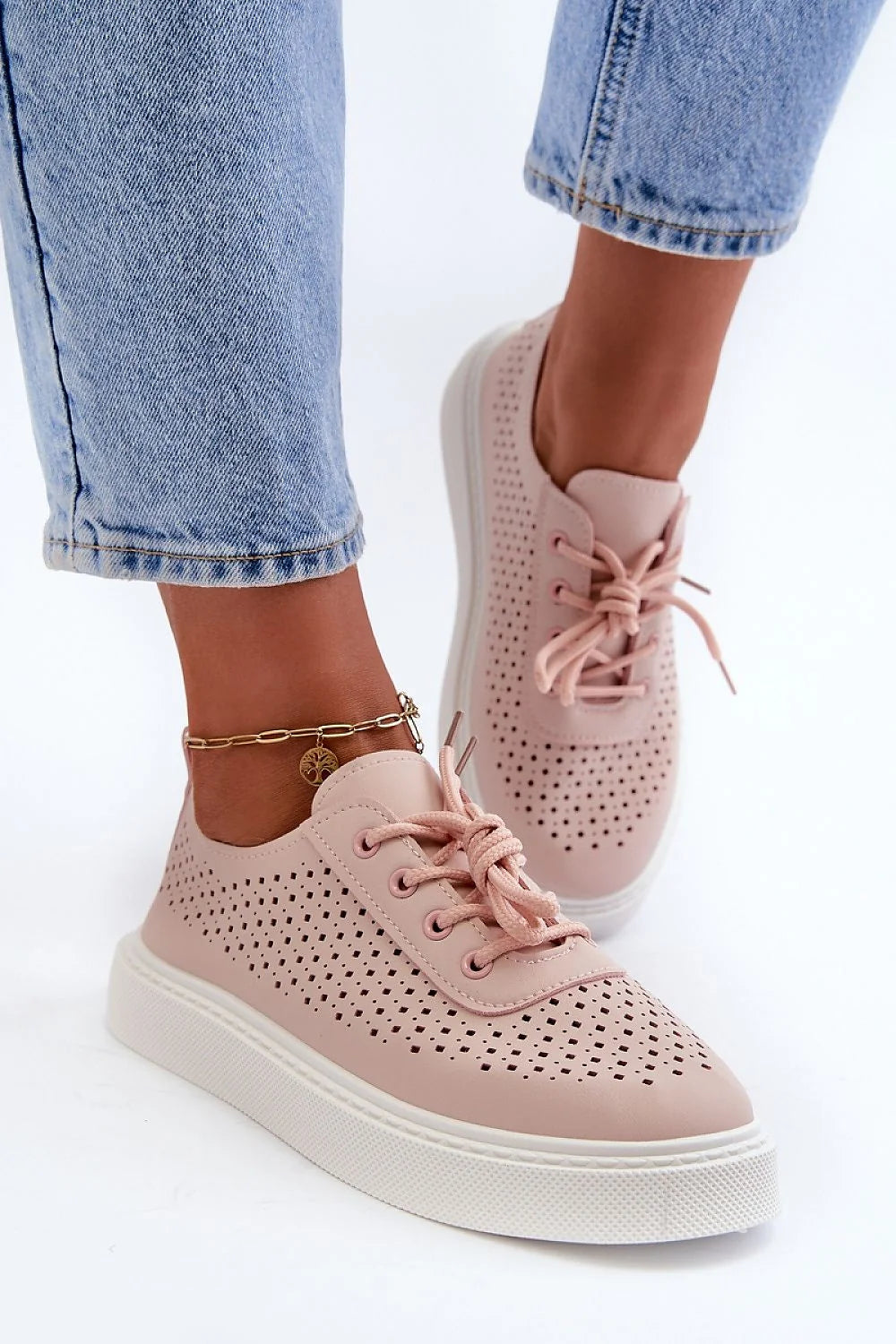 Baskets pour femmes, design moderne, tige ouverte, cuir artificiel, plateforme, couleur rose poudré, confort, style casual-chic, semelle mousse, lacets assortis, bracelet en chaîne dorée, idéal printemps-été, femmes