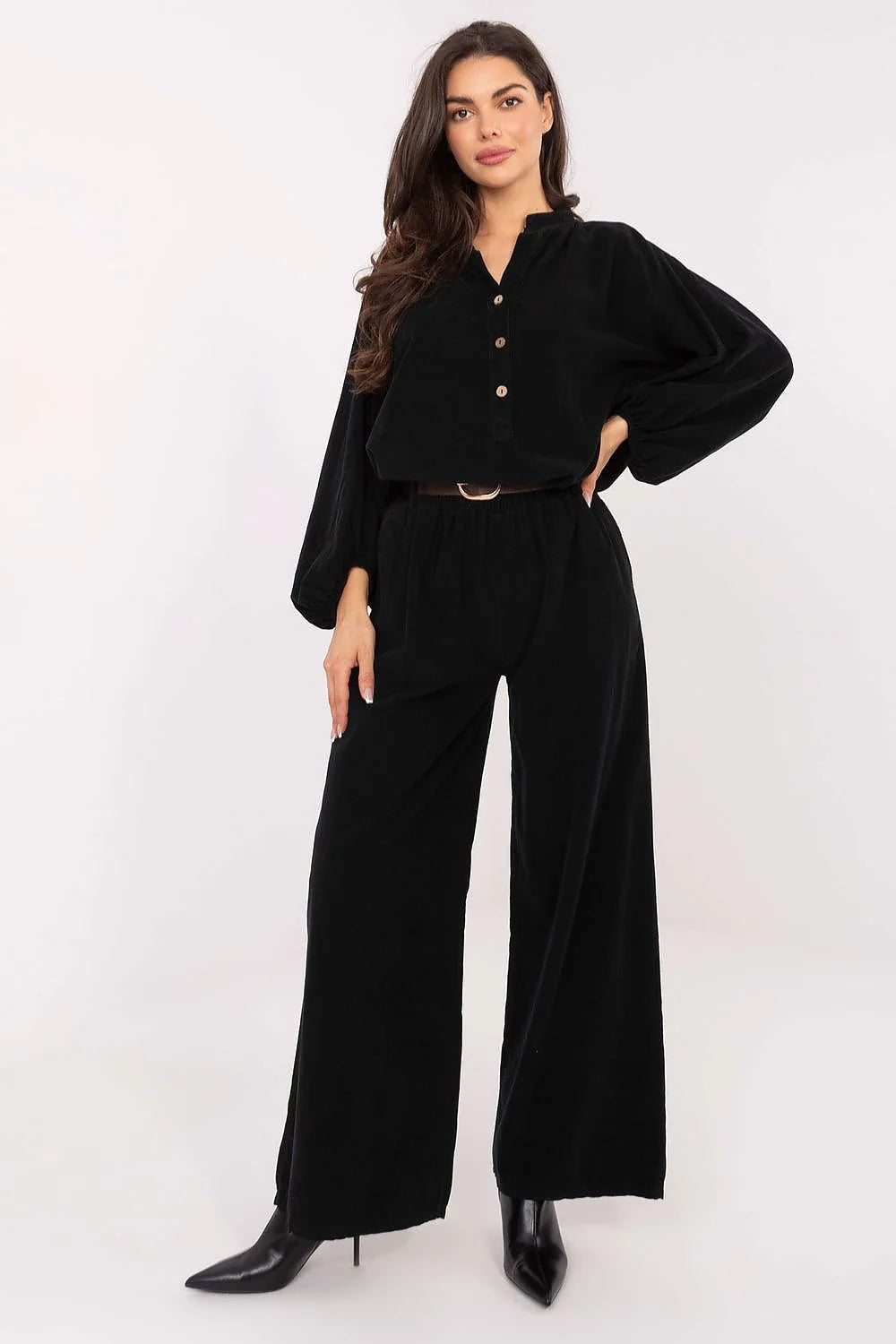 chemisier velours noir ensemble deux pièces haut pantalon loungewear col officier patte boutonnage boutons contrastants manches bouffantes poignets