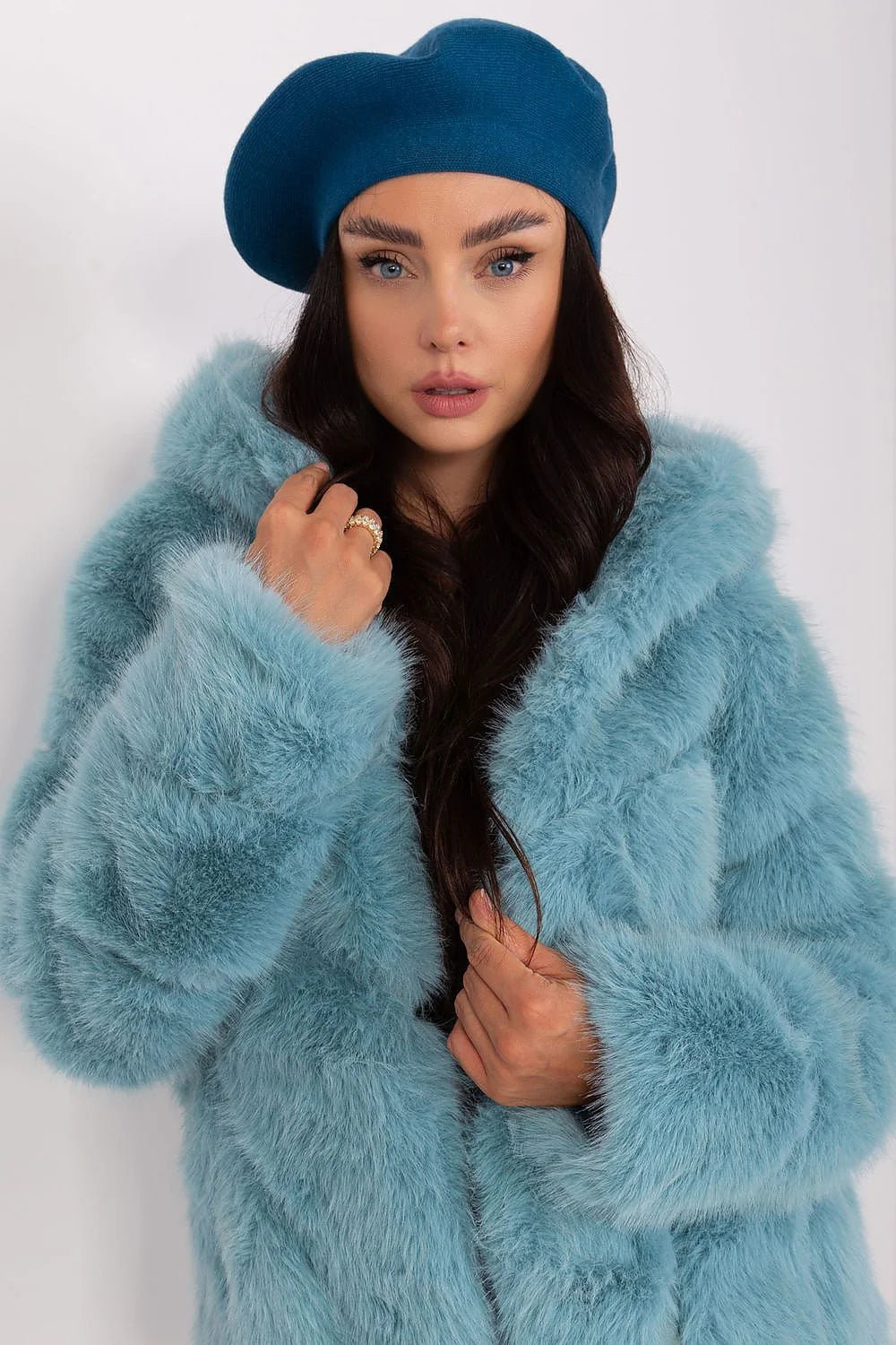 Manteau élégant pour femmes en matière imitation fourrure couleur bleu pâle coupe ample longueur mi-long manches bouffantes col large et doux