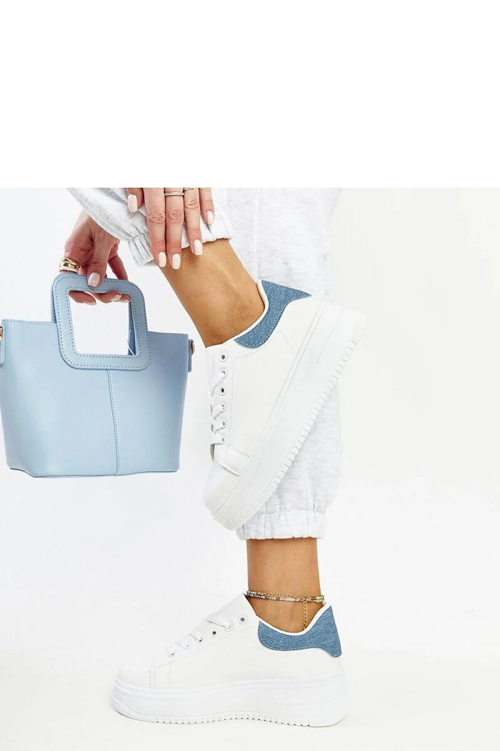 baskets platesforme blanches femme urbaine décontractée confortable synthétique denim bleu talon semelle caoutchouc épaisse texturée antidérapante lacets œillets métalliques minimaliste