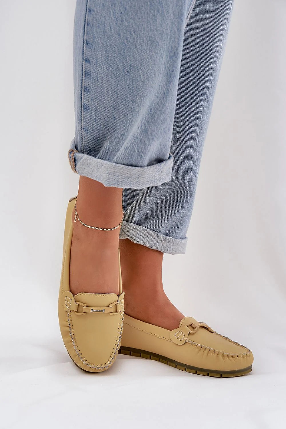 mocassins femme cuir naturel beige semelle caoutchouc crantée mors métallique doré moctoe surpiqûres apparentes souple confortable élégant classique polyvalent