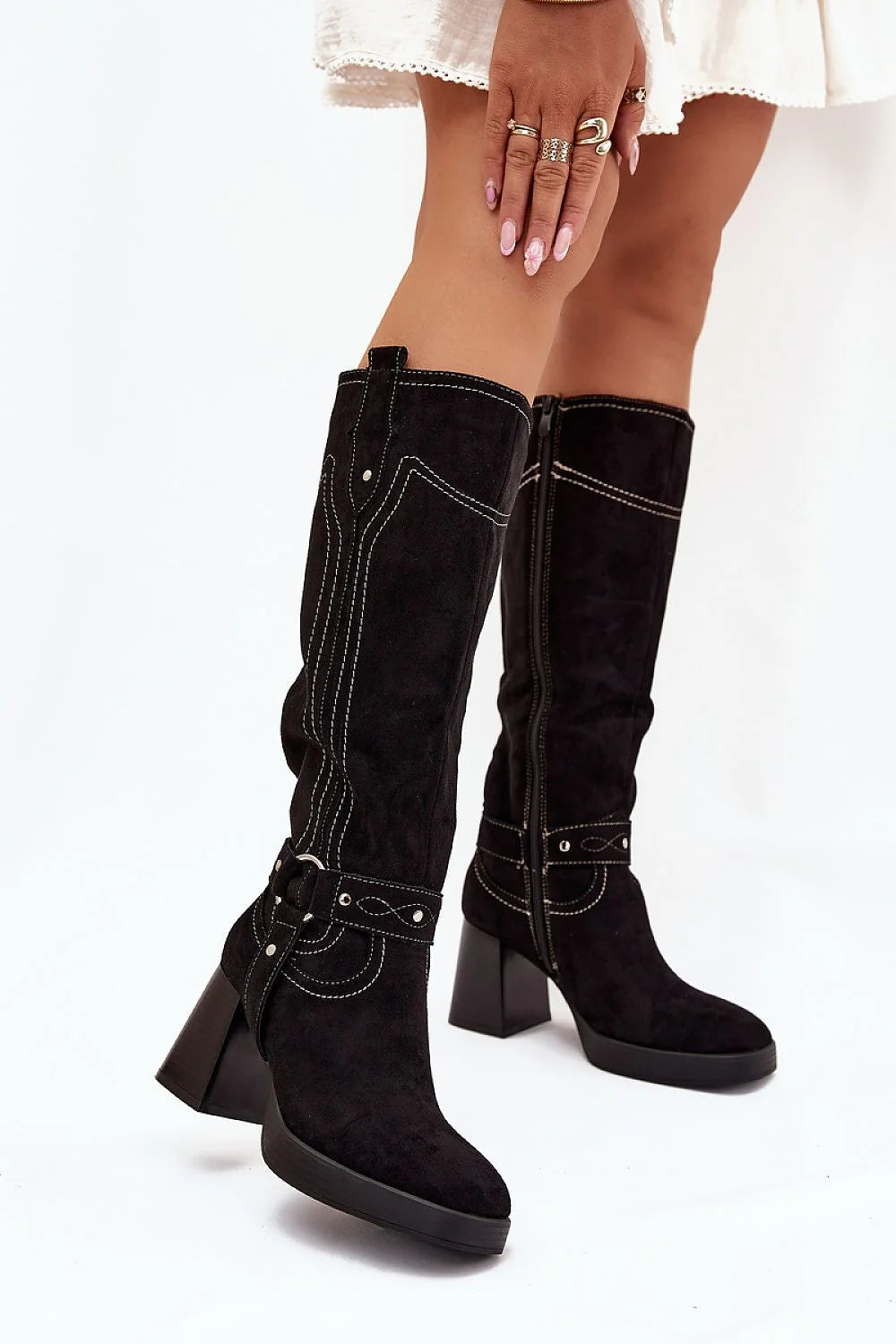 bottes femme simili daim noires mi mollet tige surpiqûres blanches bride cloutée talon bloc plateforme semelle zippée doublure fourrure confortable