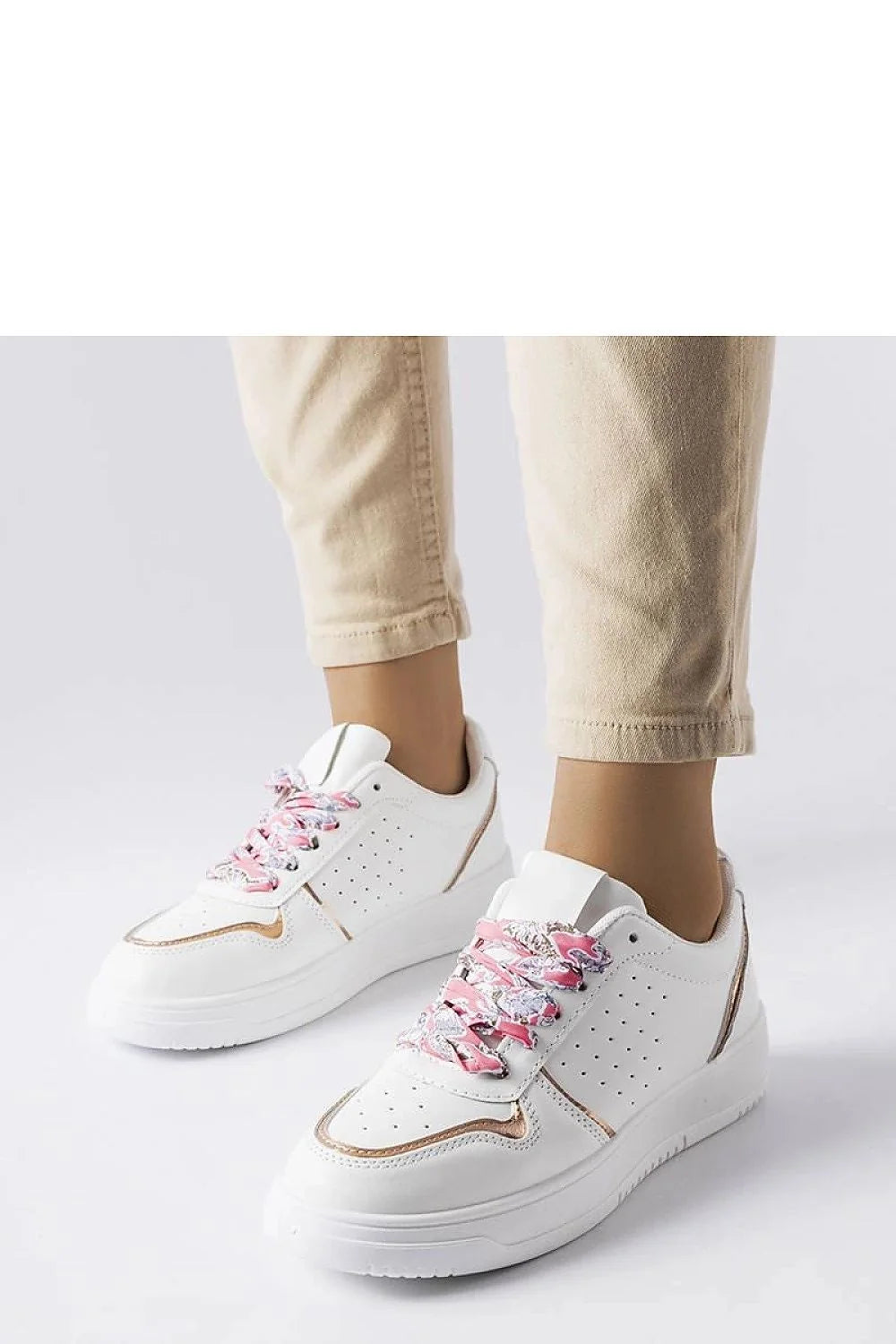 baskets femmes basses blanches cuir synthétique semelle plateforme épaisse perforations latérales empiècements métallisés dorés lacets multicolores roses col rembourré confortables