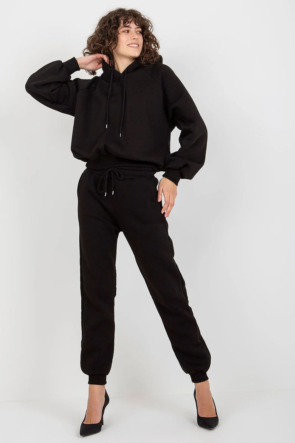 Ensemble de survêtement femme moderne et décontracté sweat à capuche pantalon jogging coupe ample et ajustée tissu coton polyester couleur beige élégante