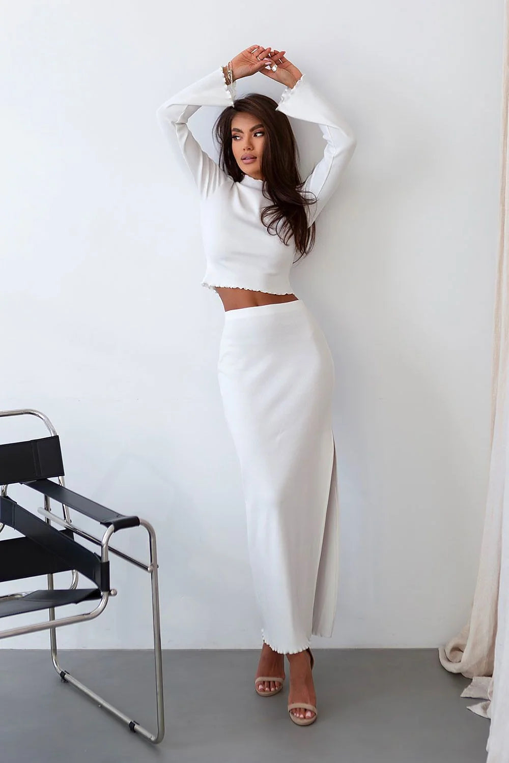 ensemble IVON blanc minimaliste crop top manches longues festonnés maille côtelée extensible jupe longue taille haute fente latérale moulante confortable