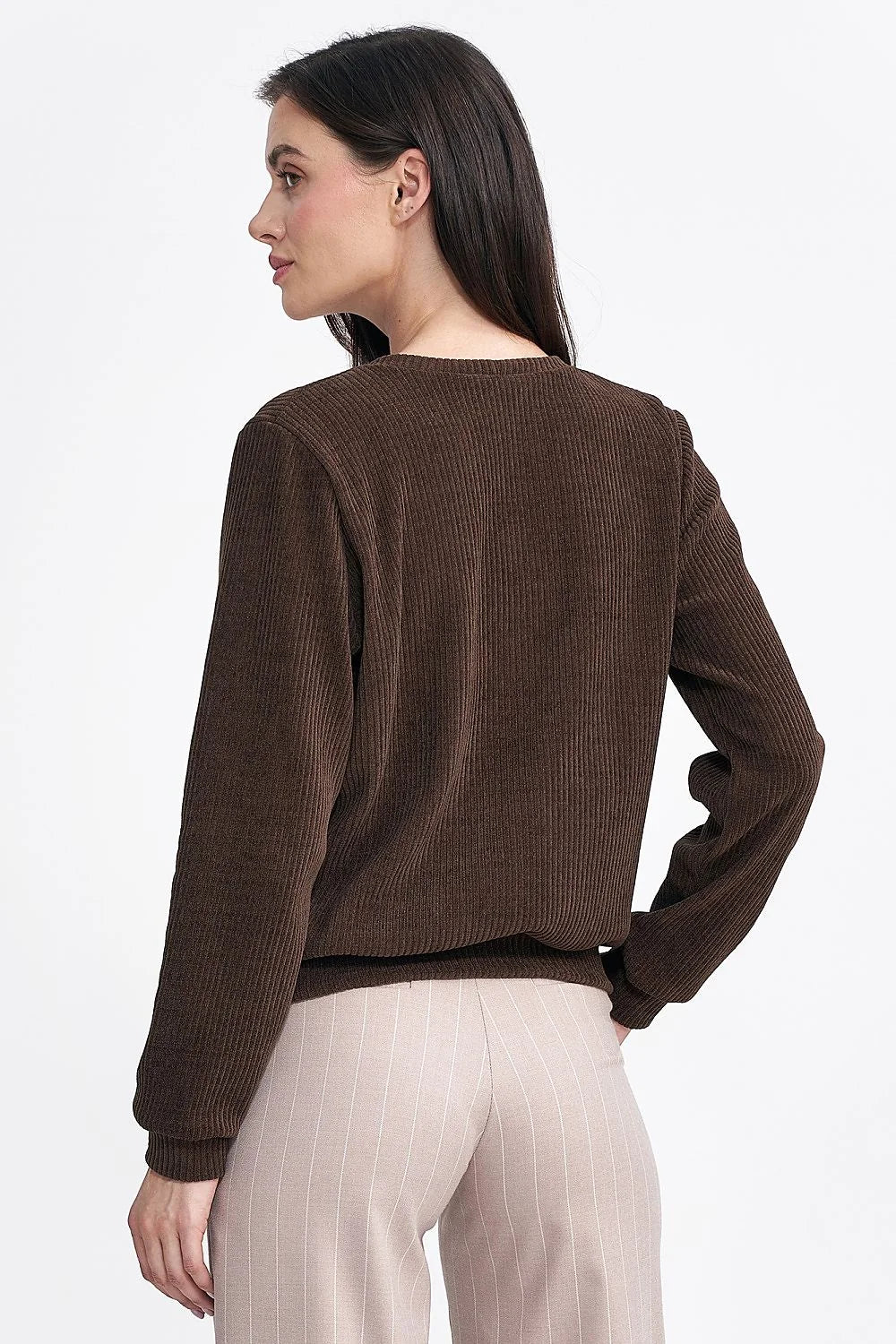 Pull femme élégant en tricot côtelé couleur marron foncé coupe ajustée manches longues col rond ourlet fin