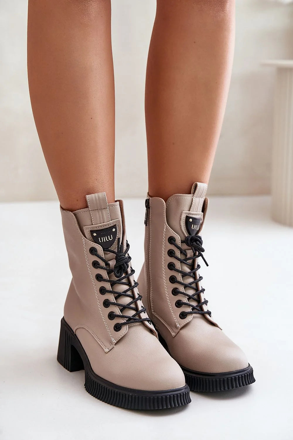 bottines montantes beige similicuir lacées œillets métalliques fermeture zippée semelle crantée noire talon bloc massif confortable doublure douce coutures apparentes