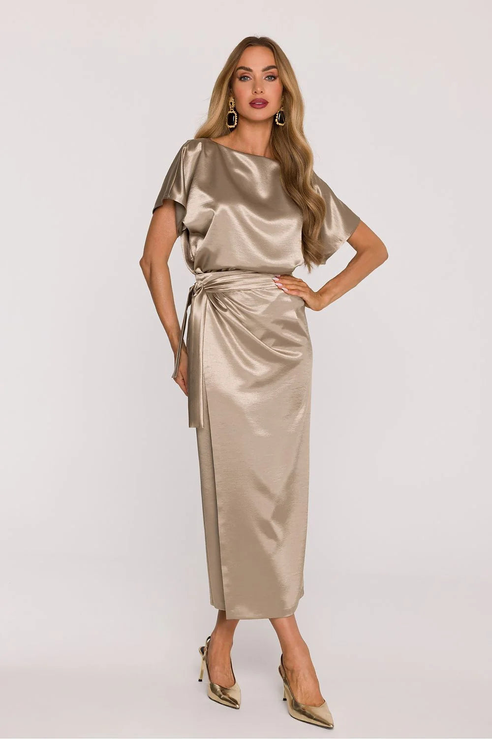 robe midi satin champagne métallisé encolure bateau manches courtes blousant ceinture nouée paréo drapé mi mollet légère élégante