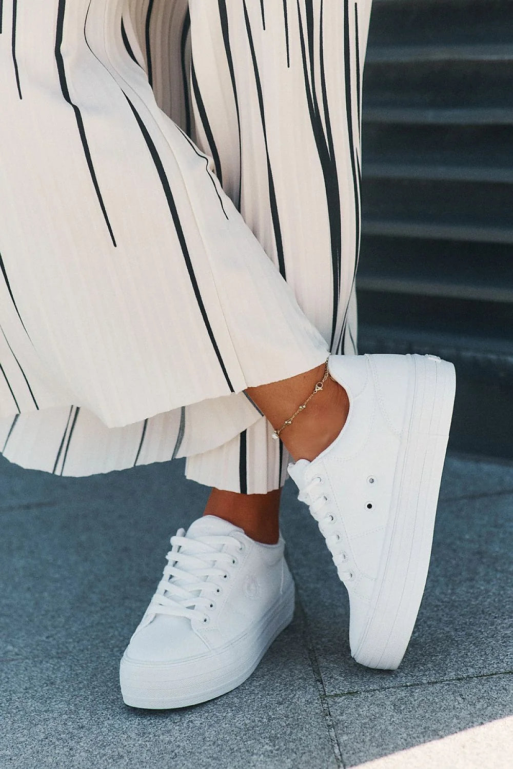 baskets femme blanches cuir synthétique plateforme épaisse nervurée semelle intérieure souple confortable lacets métalliques logo embossé finition lisse