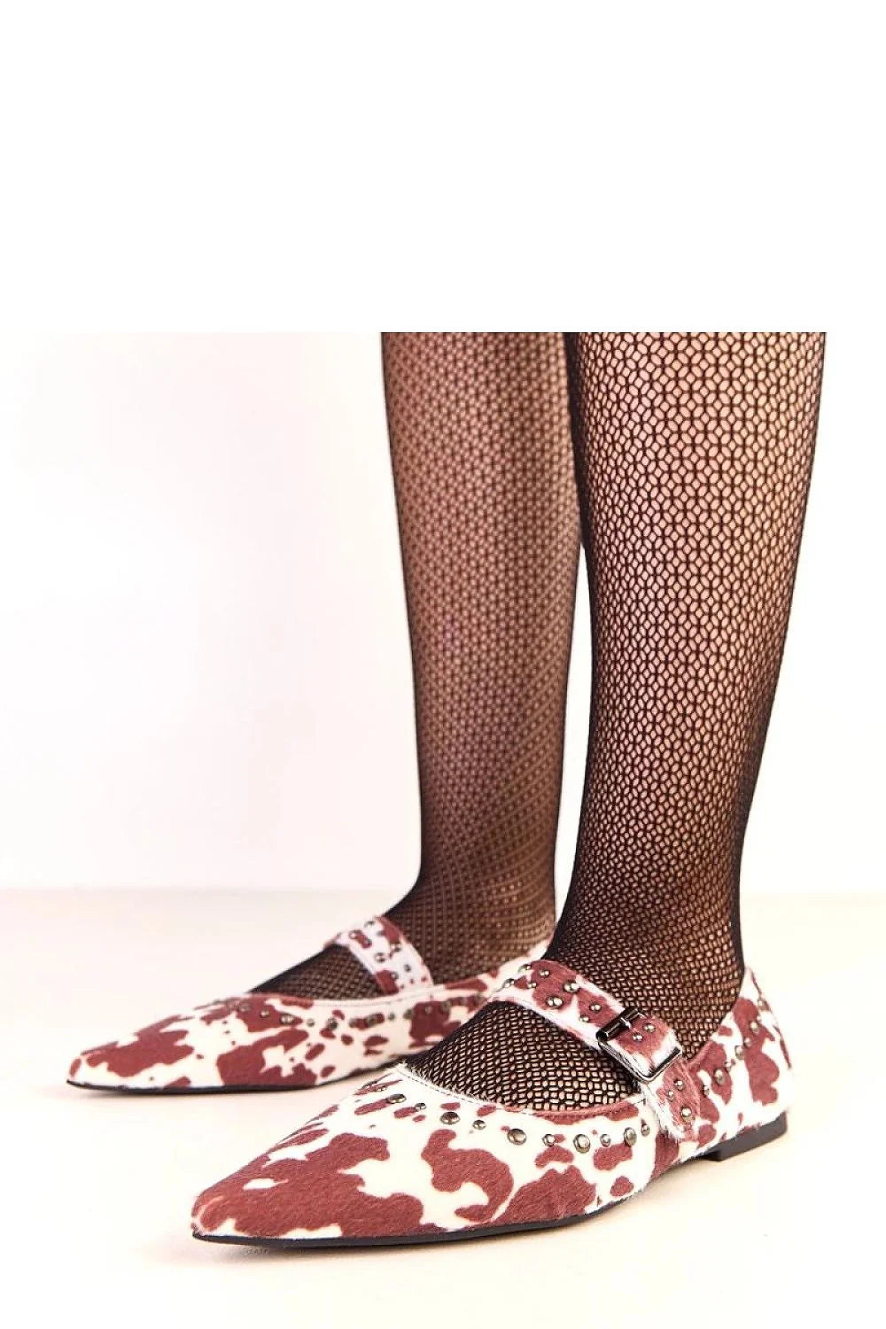 ballerines Solea maryjane cuir suédé écologique imprimé vache blanc bordeaux clous rivets métalliques bride boucle réglable bout pointu semelle intérieure