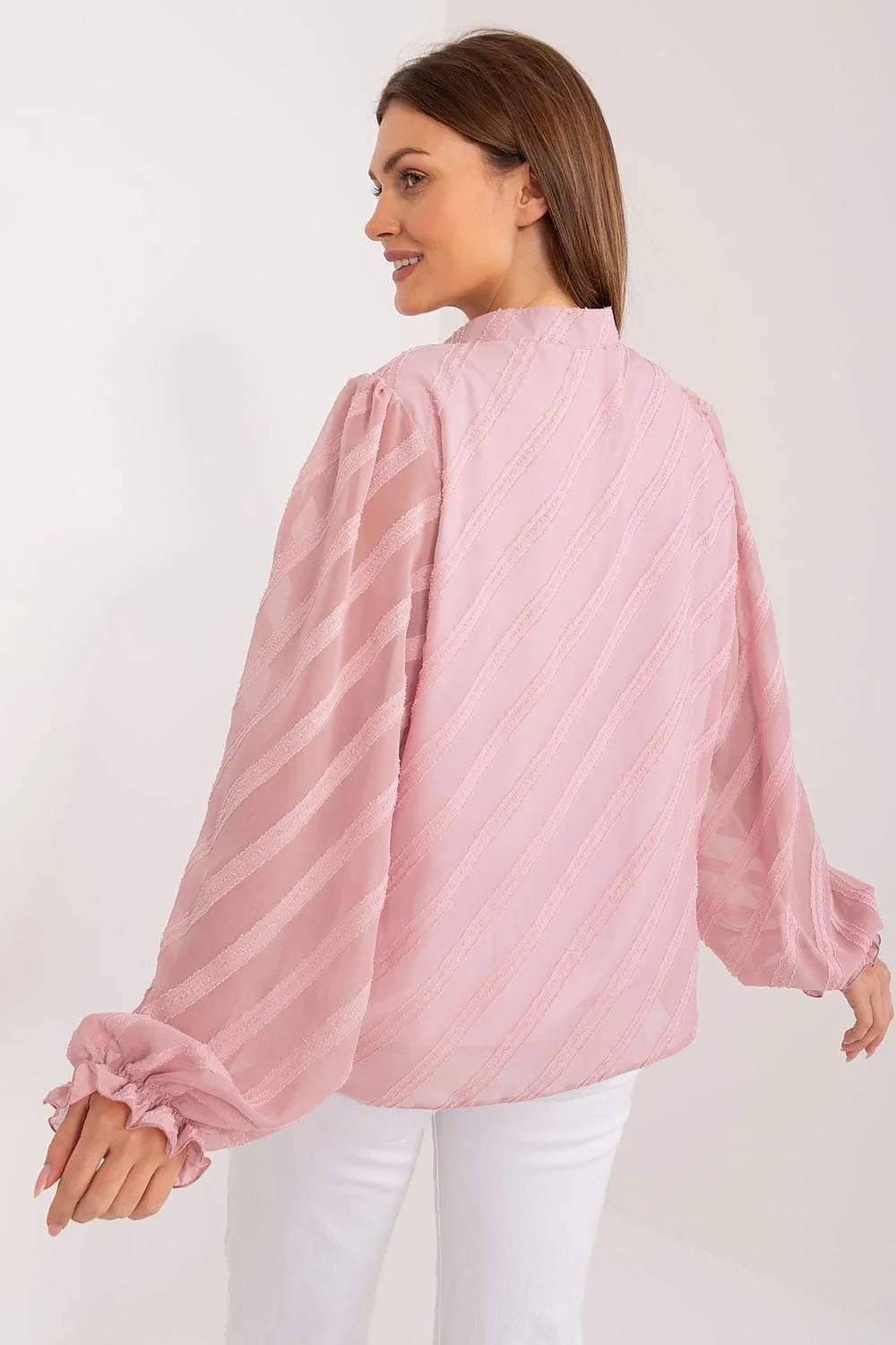 blouse féminine élégante moderne manches longues bouffantes transparente mousseline rose poudré texturé col rond boutonné nacrés poignets froncés élastiqués