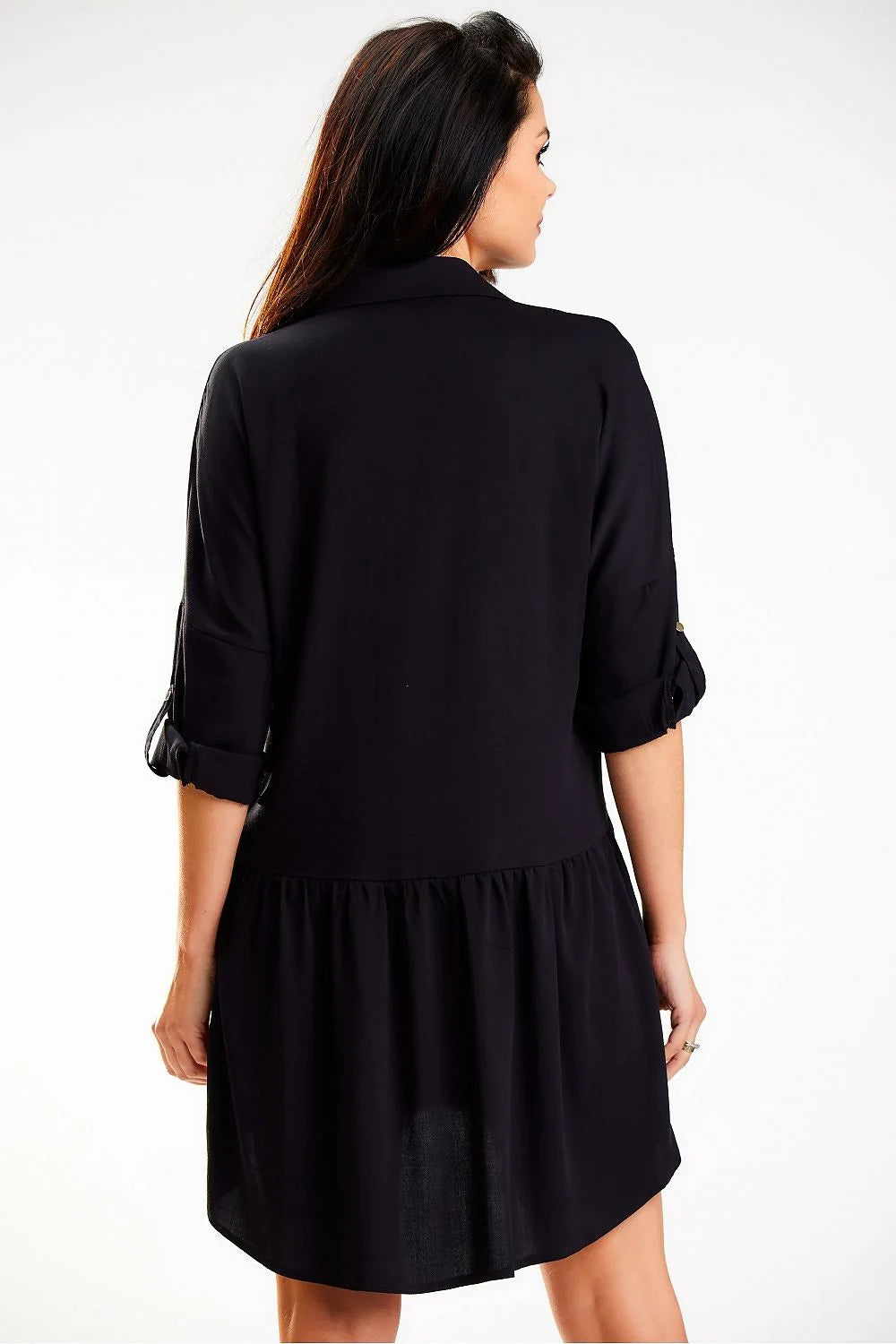 Robe chemise élégante décontractée noire manches mi-longues boutons contrastants matière aérée conçue en Pologne femme