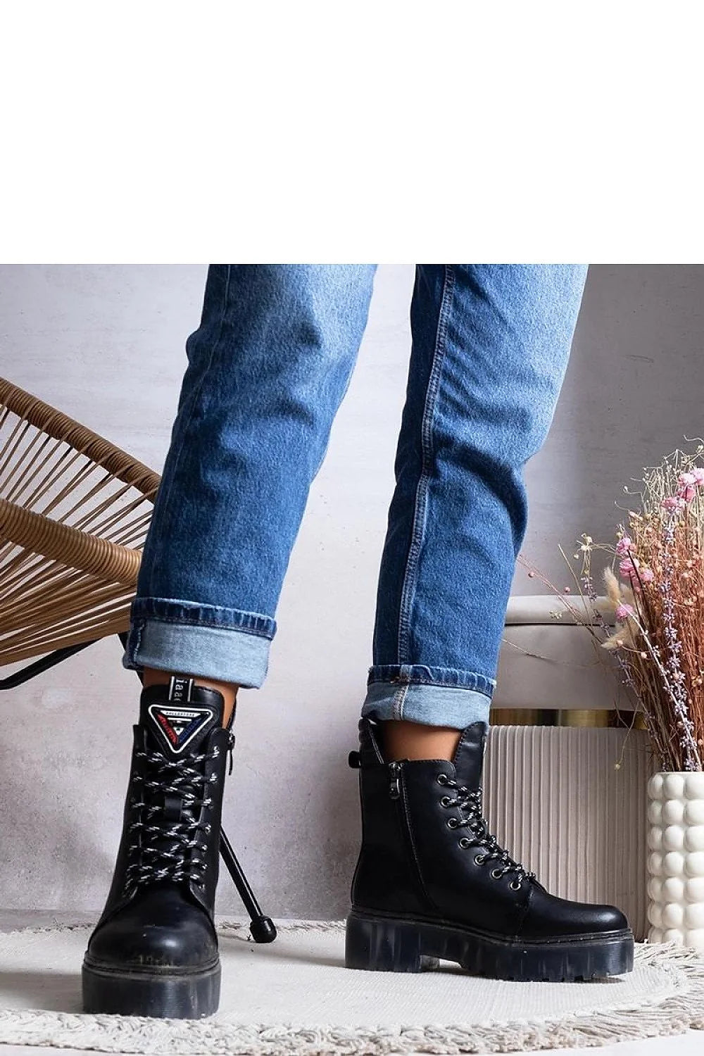 Bottines pour femmes design moderne robuste cuir noir lisse lacets contrastants semelle épaisse protectrice fermeture éclair latérale logo triangulaire