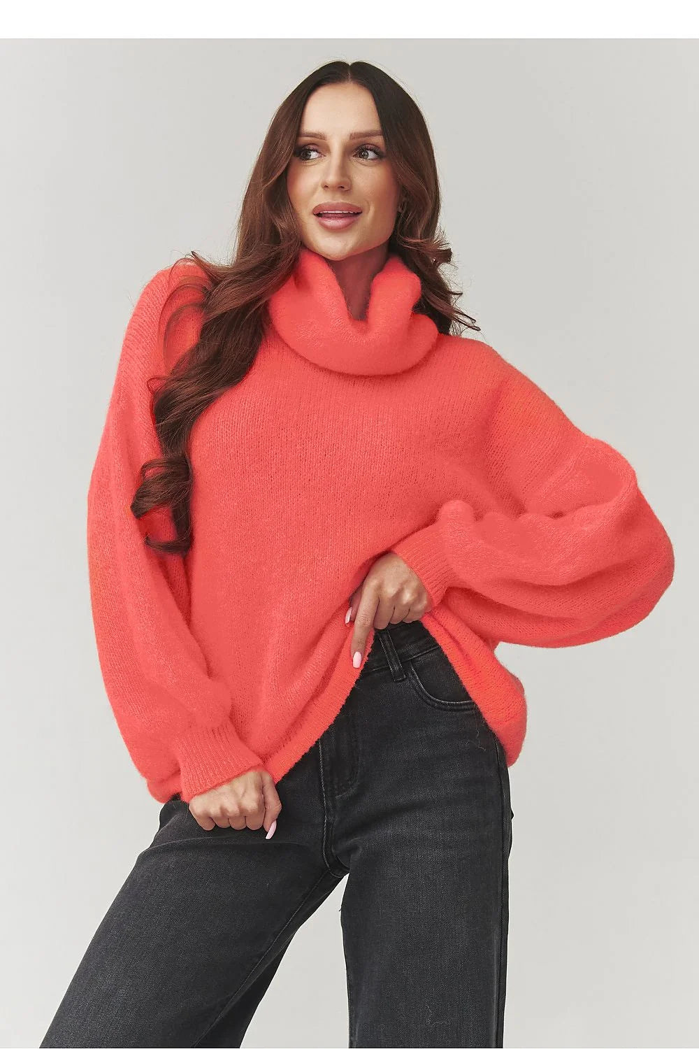 pull femme oversize col roulé maille duveteuse corail vif coupe ample manches bouffantes poignets côtelés large longueur hanche cocooning moelleuse
