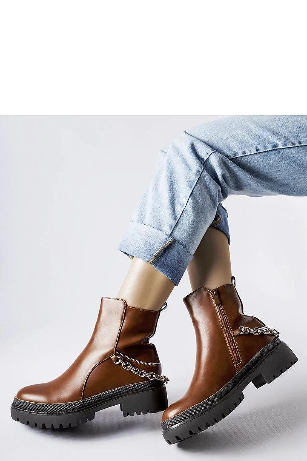 Bottines cuir marron femme à cheville mid-calf, chaîne métal argentée, fermeture éclair, talon plat, style élégant moderne, occasion décontractée ville