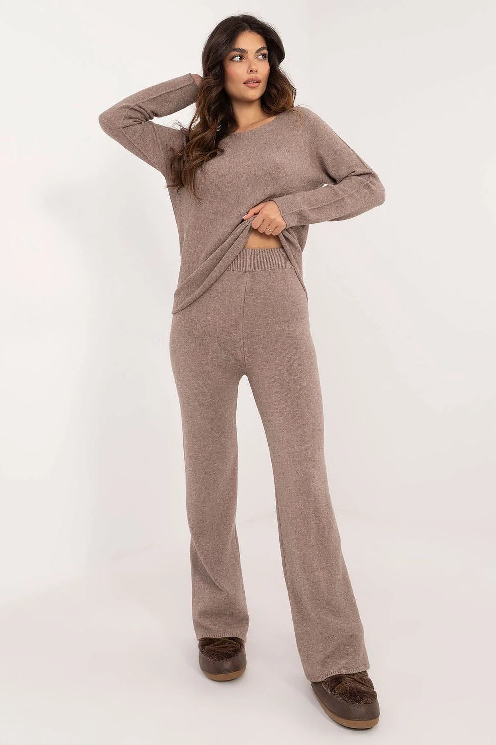 ensemble femme pull manches longues col rond épaules tombantes pantalon taille haute jambes larges ceinture élastiquée maille douce viscose confortable
