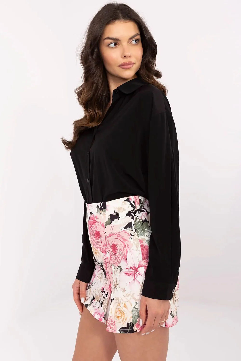 chemise noire manches longues col pointu boutonnée classique fluide jupe mini fente frontale motifs floraux roses ajustée silhouette féminine élégante