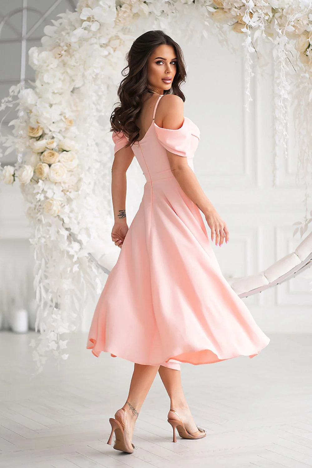 Robe de soirée élégante longue manches tombantes encolure drapée coloris abricot coupe évasée taille ajustable femme
