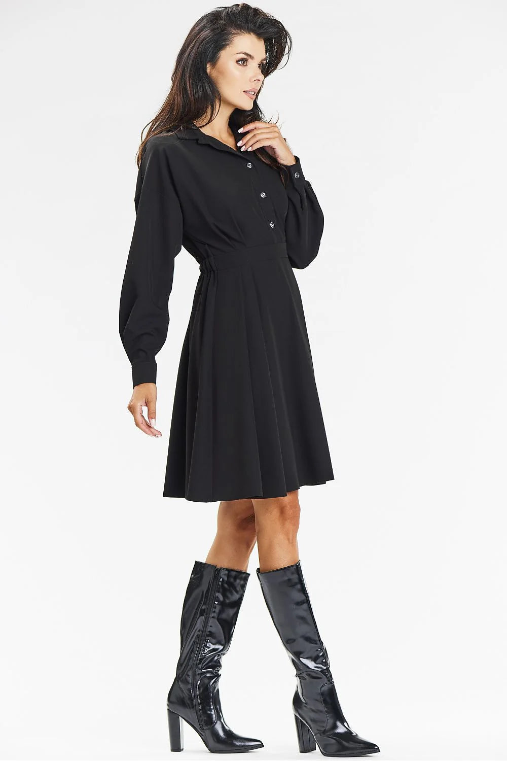 robe chemise noire cintrée taille marquée manches longues poignets ajustés jupe évasée plissée longueur genou tissu fluide polyester
