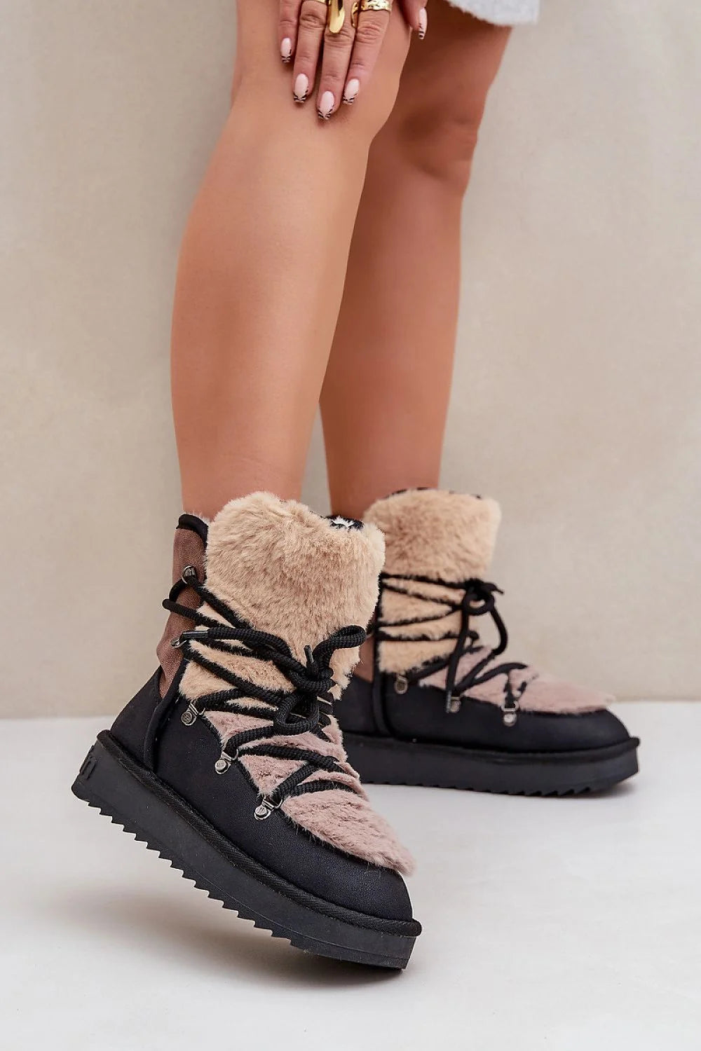 Bottes de neige pour femmes modernes style hiver chic confortables faux fourrure matériau synthétique écolo semelle caoutchouc