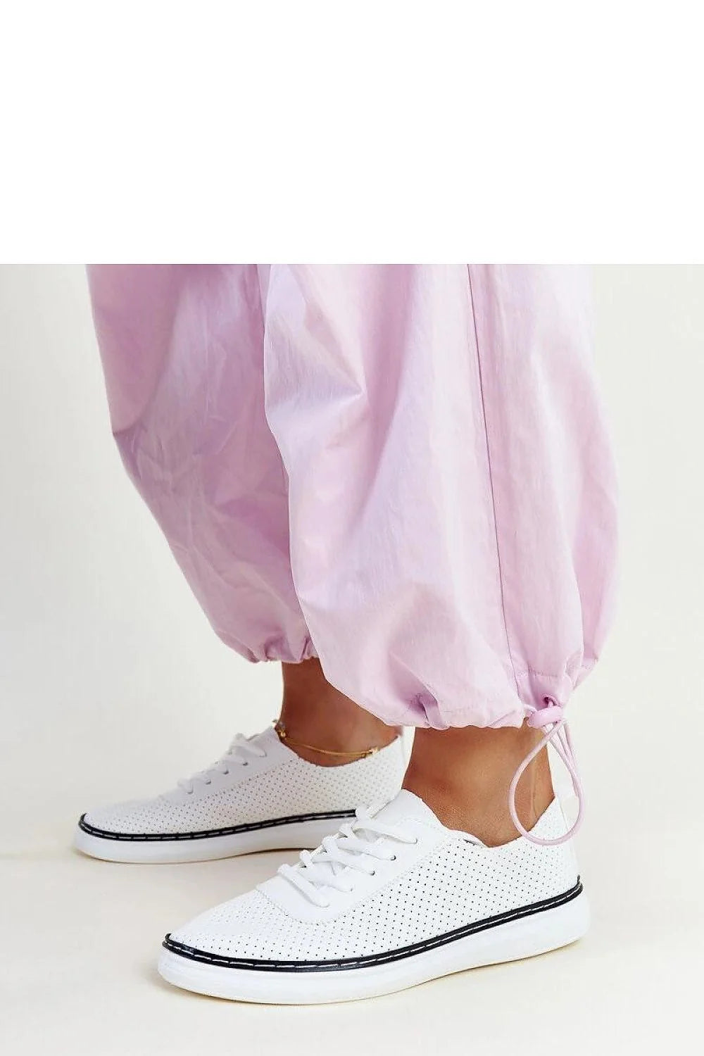 Baskets Solea perforées blanc et noir cuir synthétique lacets classiques style casual usage quotidien sport élégance chaussures femmes modernes