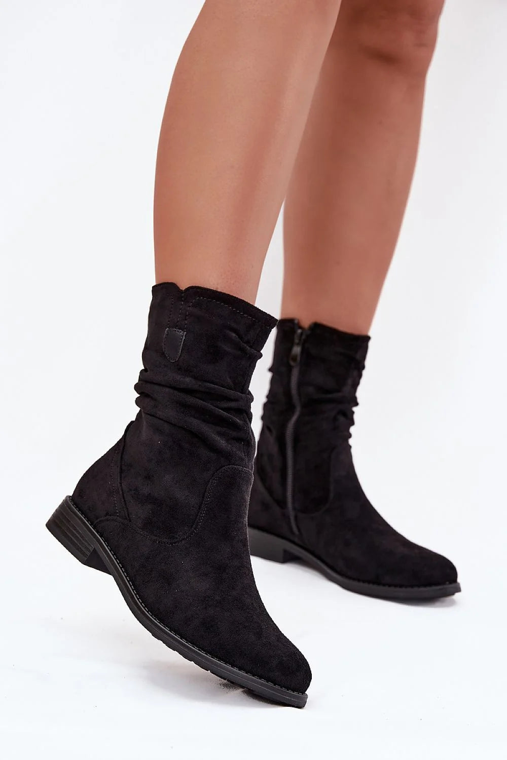 bottines femme suédine écologique noir décontractées froncées plissées tige bout rond fermeture éclair latérale talon plat semelle antidérapante