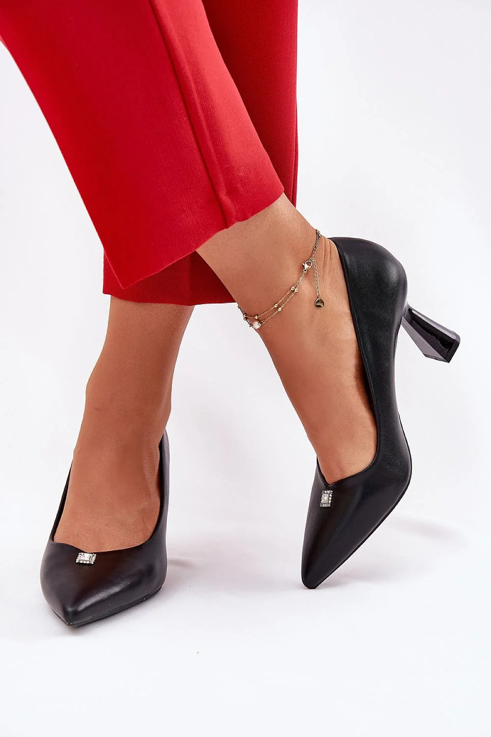 escarpins femme stiletto pointu ecocuir noir lisse mi haut talon bloc facetté laqué ornement carré strass slipon confortable