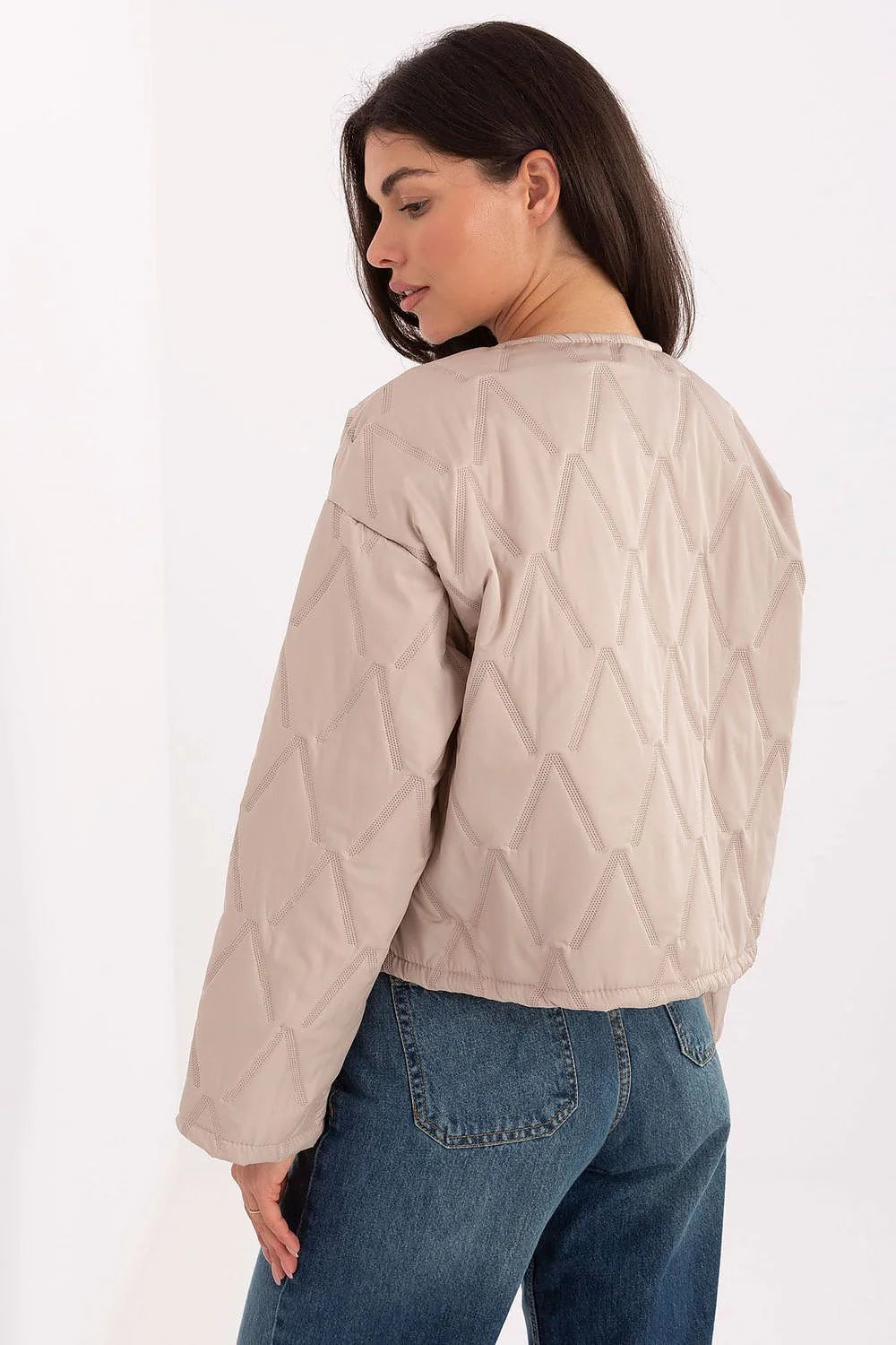 veste matelassée courte femme sans col beige satinée polyester légère matelassage géométrique perforé coupe droite manches longues broche papillon dorée