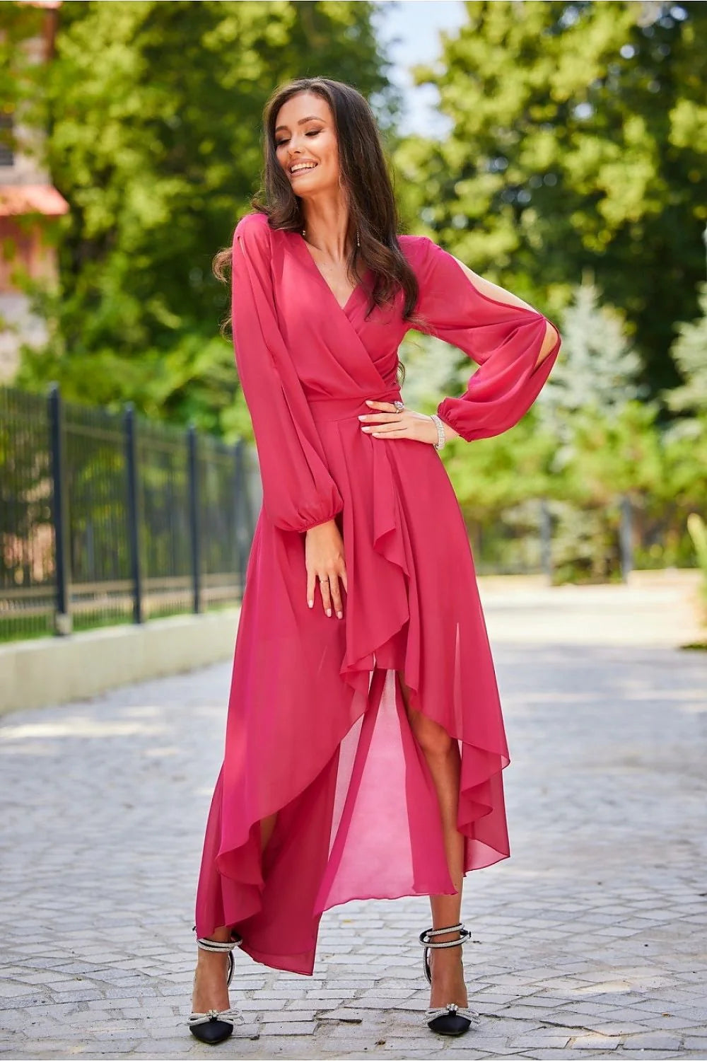 robe cocktail longue portefeuille asymétrique mousseline chiffon fuchsia décolleté V croisé manches bouffantes ajourées ceinture taille haute fluide
