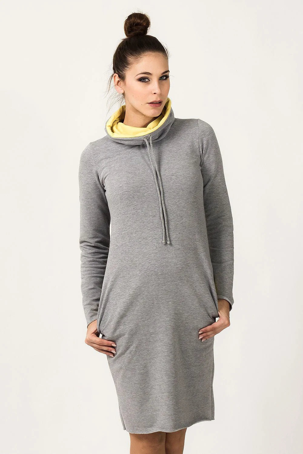 Robe en coton noir sportive élégante avec capuchon jaune pour un style décontracté moderne