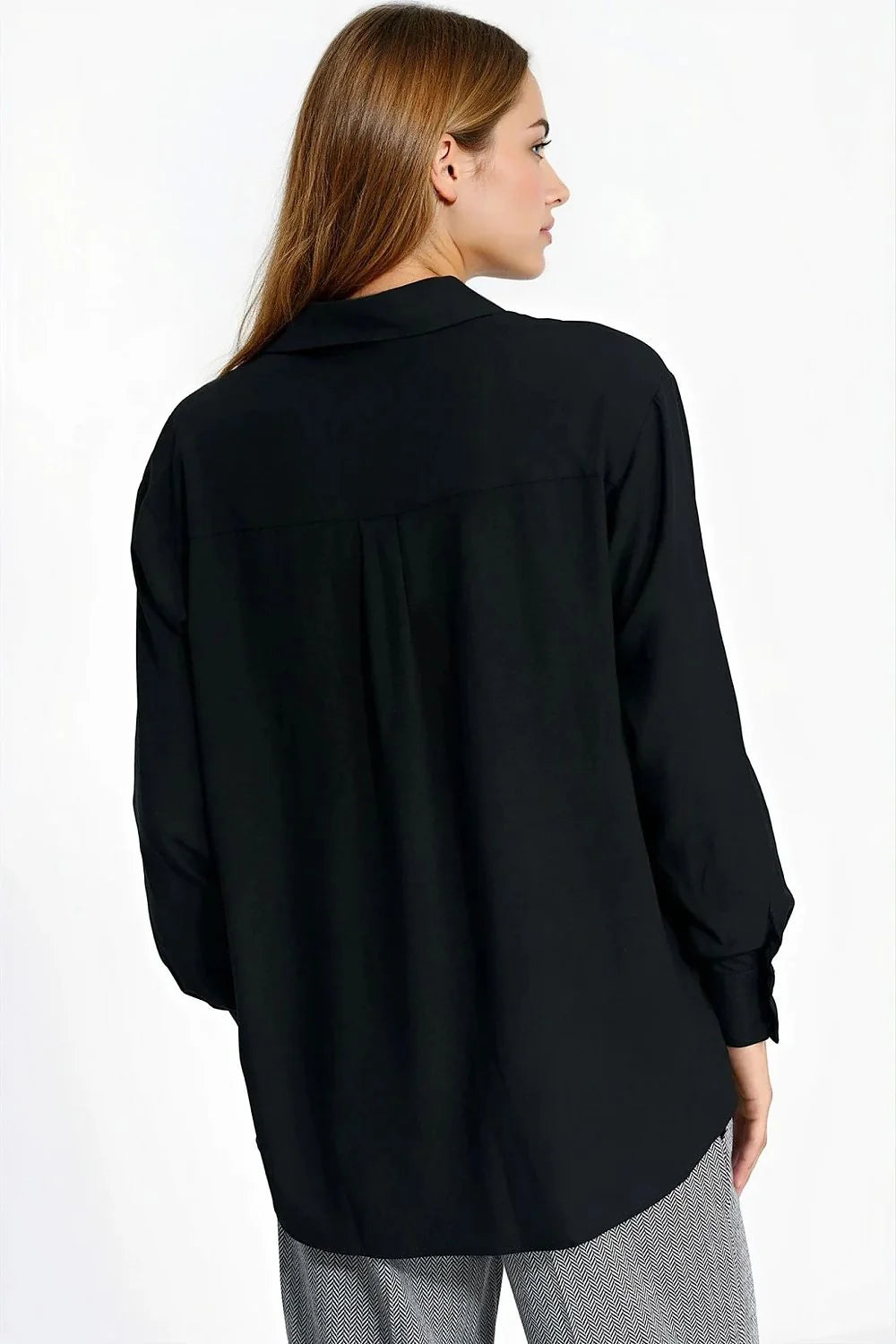 chemise noire manches longues col classique oversize fluide soyeuse viscose confortable tombé élégant décontracté boutons poignets arrondie légère bureau superposer