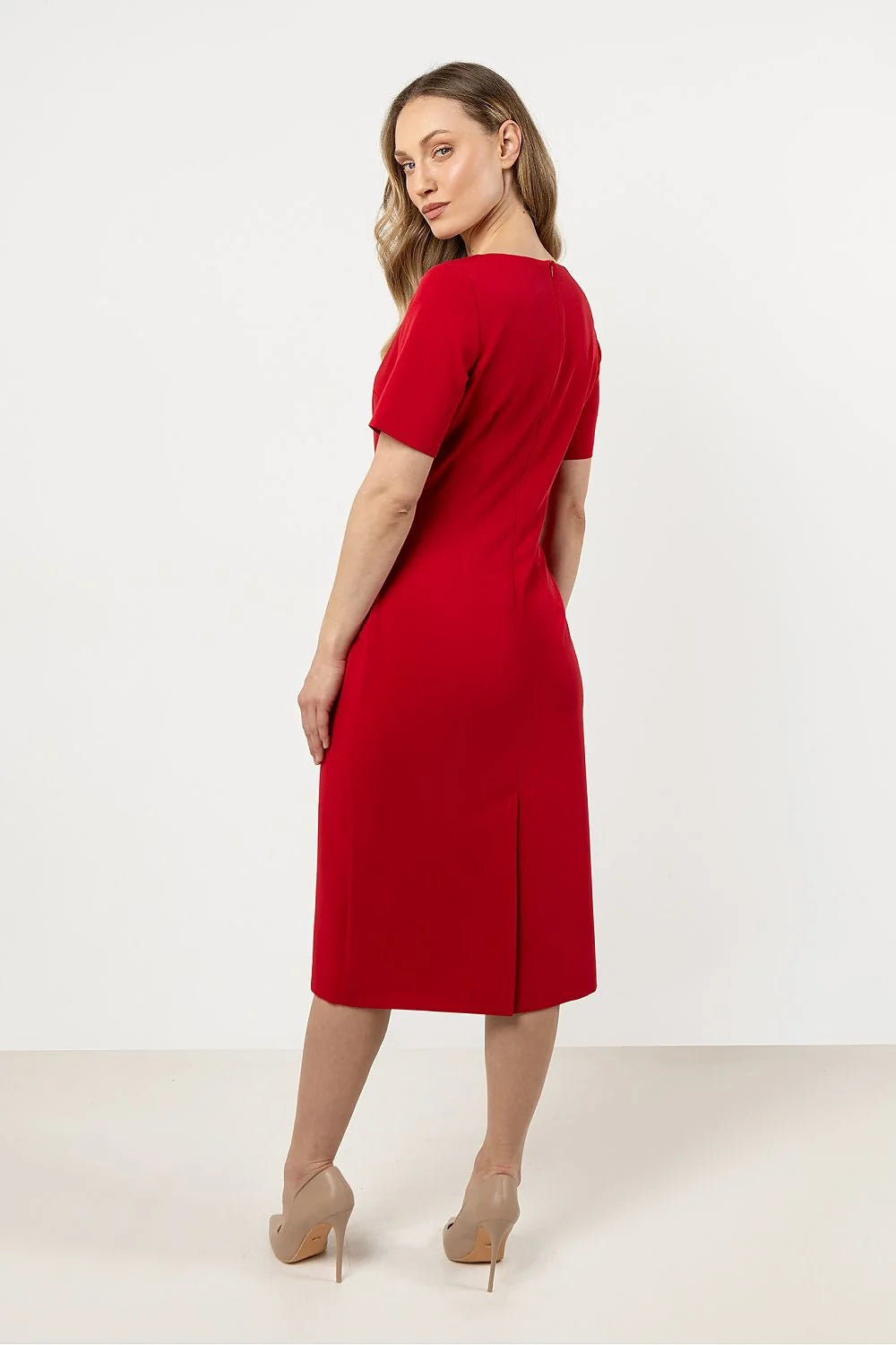 Robe élégante longueur midi manches courtes coupe ajustée finitions subtiles polyvalente femme mode intemporelle