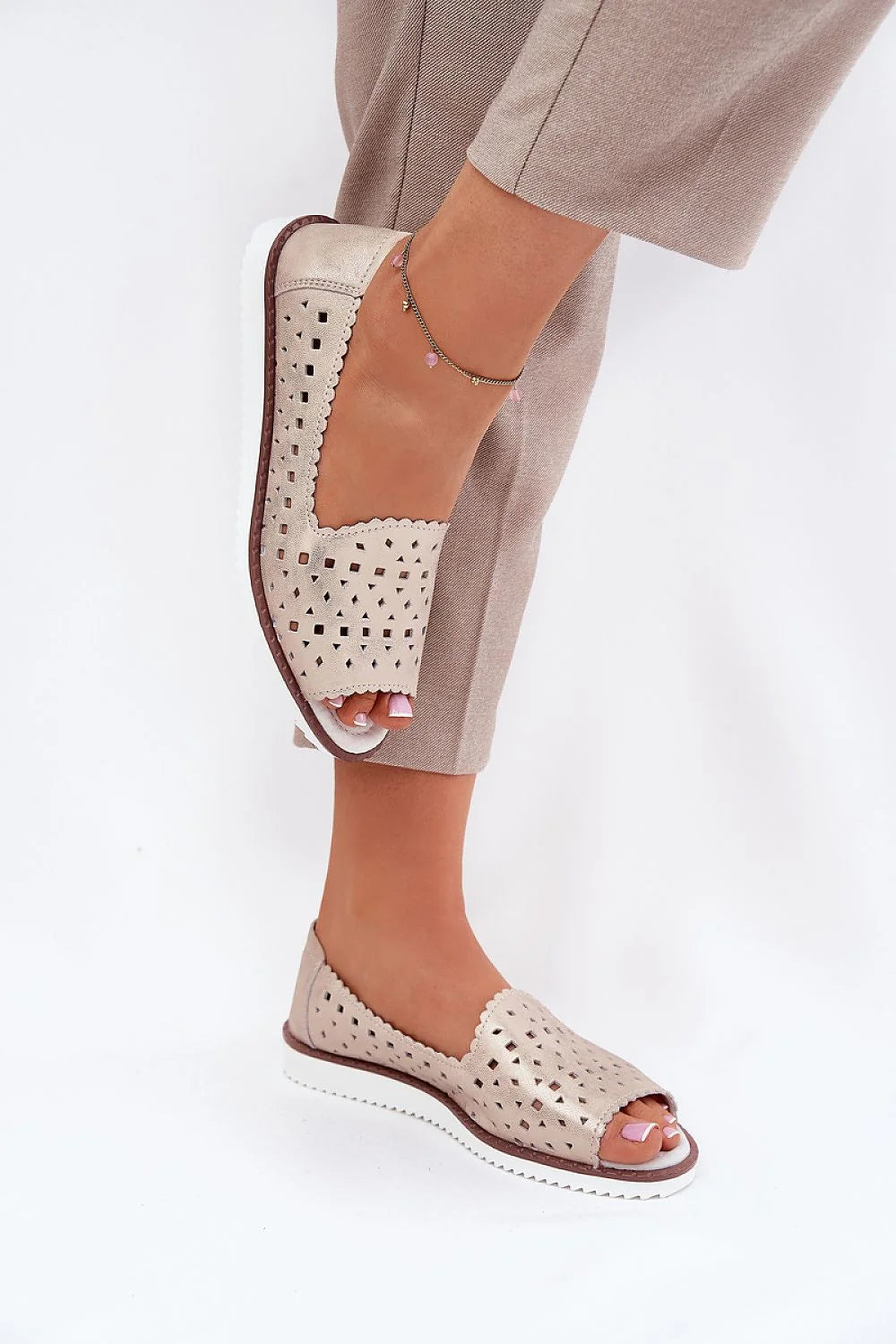 Sandales femmes design estival beige clair motifs géométriques perforations semelle caoutchouc confort été style décontracté occasions élégantes