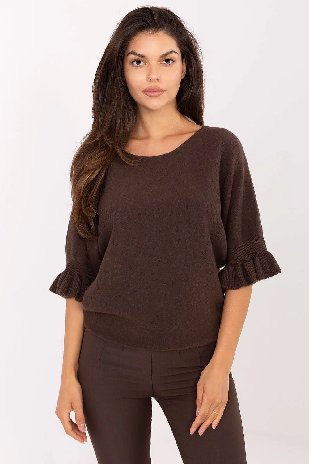pull femme maille chocolat foncé manches trois quart volants encolure ronde coupe droite taille courte poignets côtelés légère