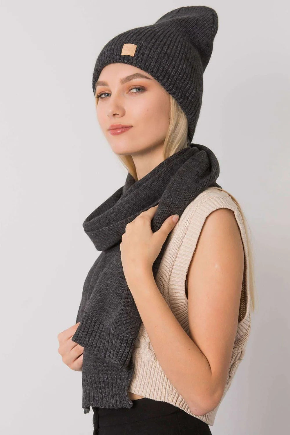 Ensemble d'hiver pour femme bonnet écharpe pull acrylique 100% mode urbaine style classique couleur grise rose pâle Pologne