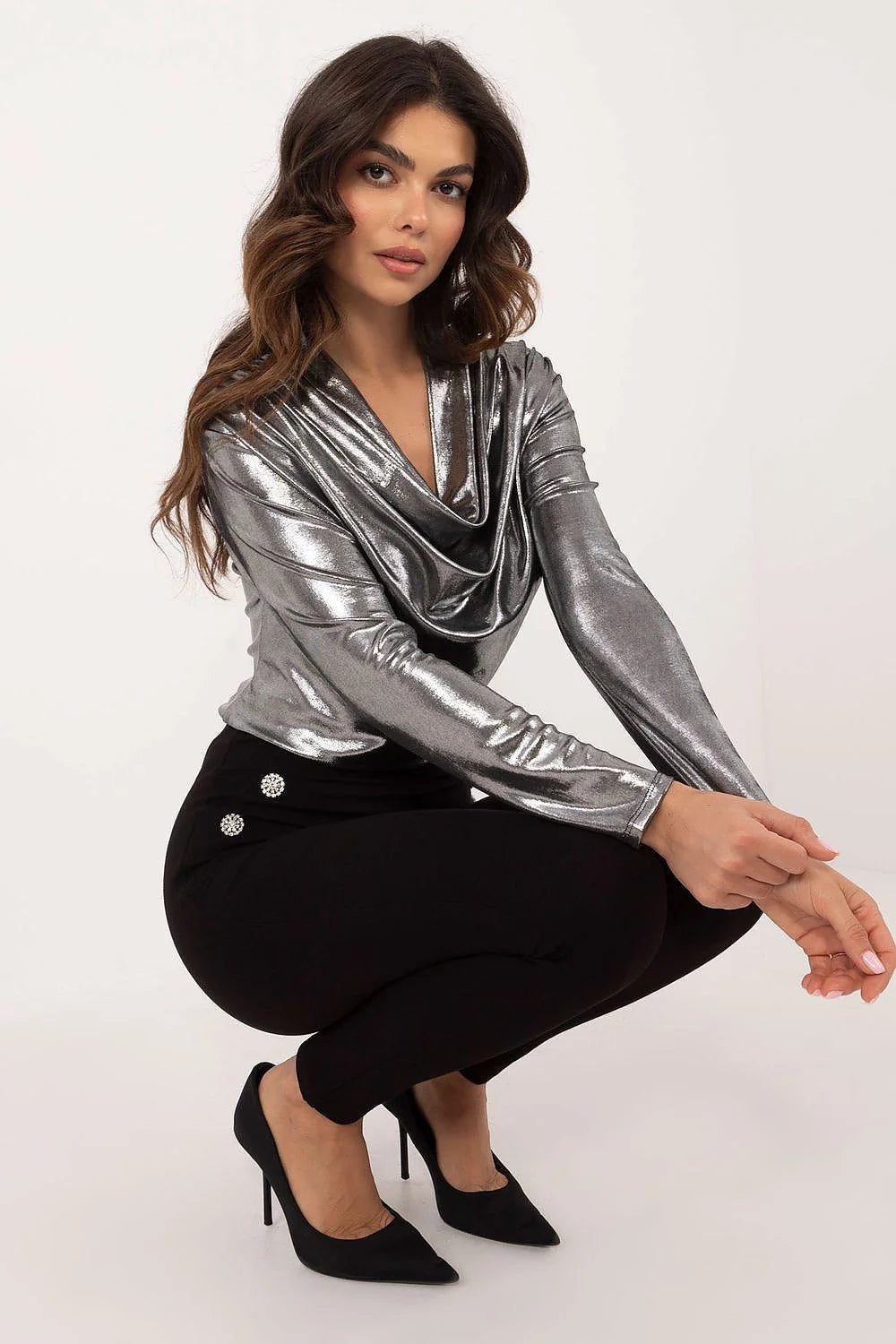 blouse soirée élégante raffinée métallisée argentée lamé brillante col bénitier drapé manches longues coupe ajustée plis décoratifs texture variée