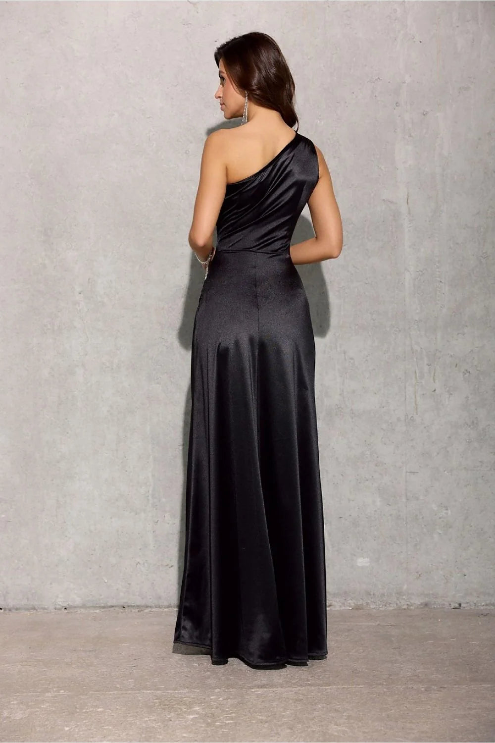 Robe de soirée élégante longue asymétrique épaule nue satin noir taille ajustable femme fente haute