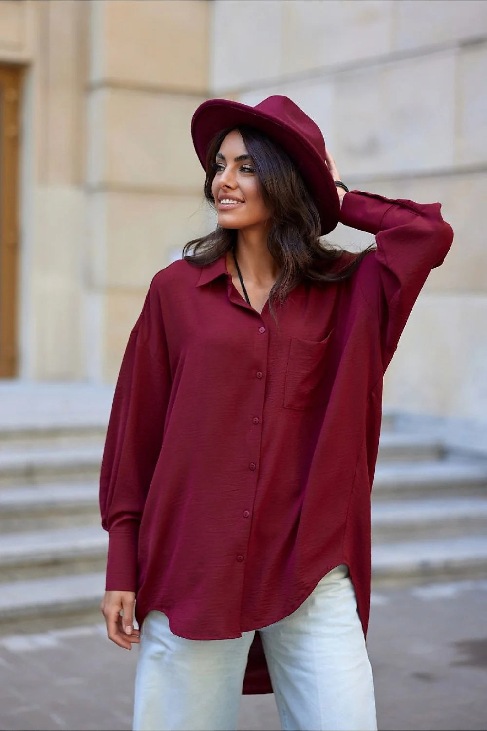 Chemise féminine asymétrique longue manches longues couleur bordeaux coupe oversize style élégant décontracté femme