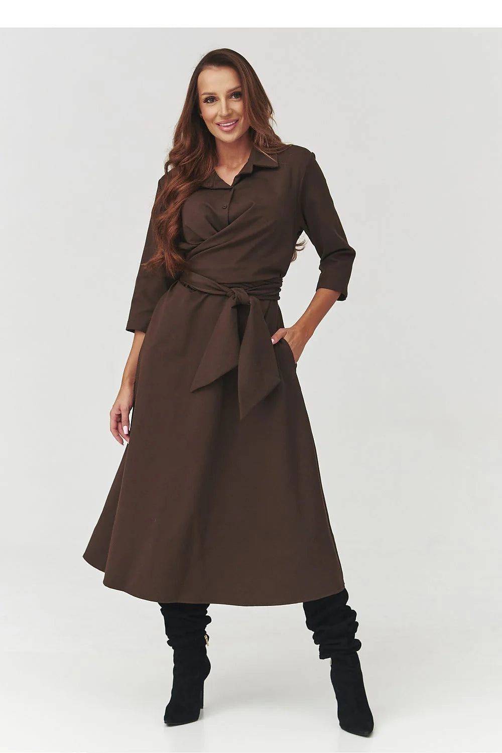 robe chemise midi ceinture nouée col classique portefeuille manches troisquarts trapèze évasée tissu structuré chocolat italien coton stretch élégant féminin