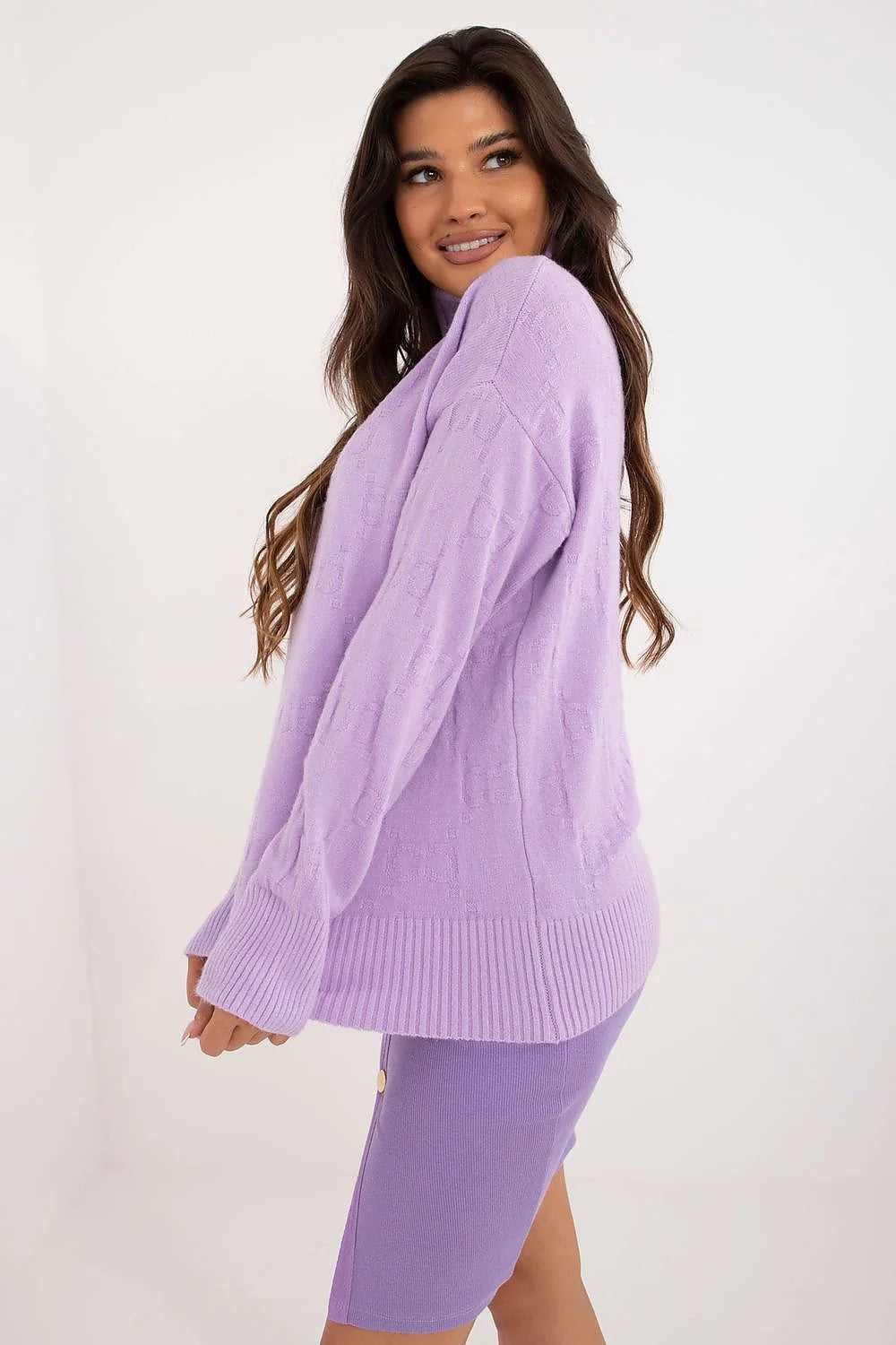Pull col roulé violet assorti jupe haute femme mode trendy tricot texture élégant confortable