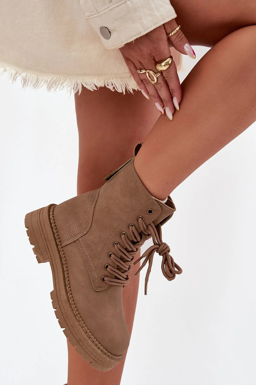 bottines rangers femme cheville suédine synthétique taupe bout rond semelle crantée épaisse adhérence robuste fermeture lacets zip latéral