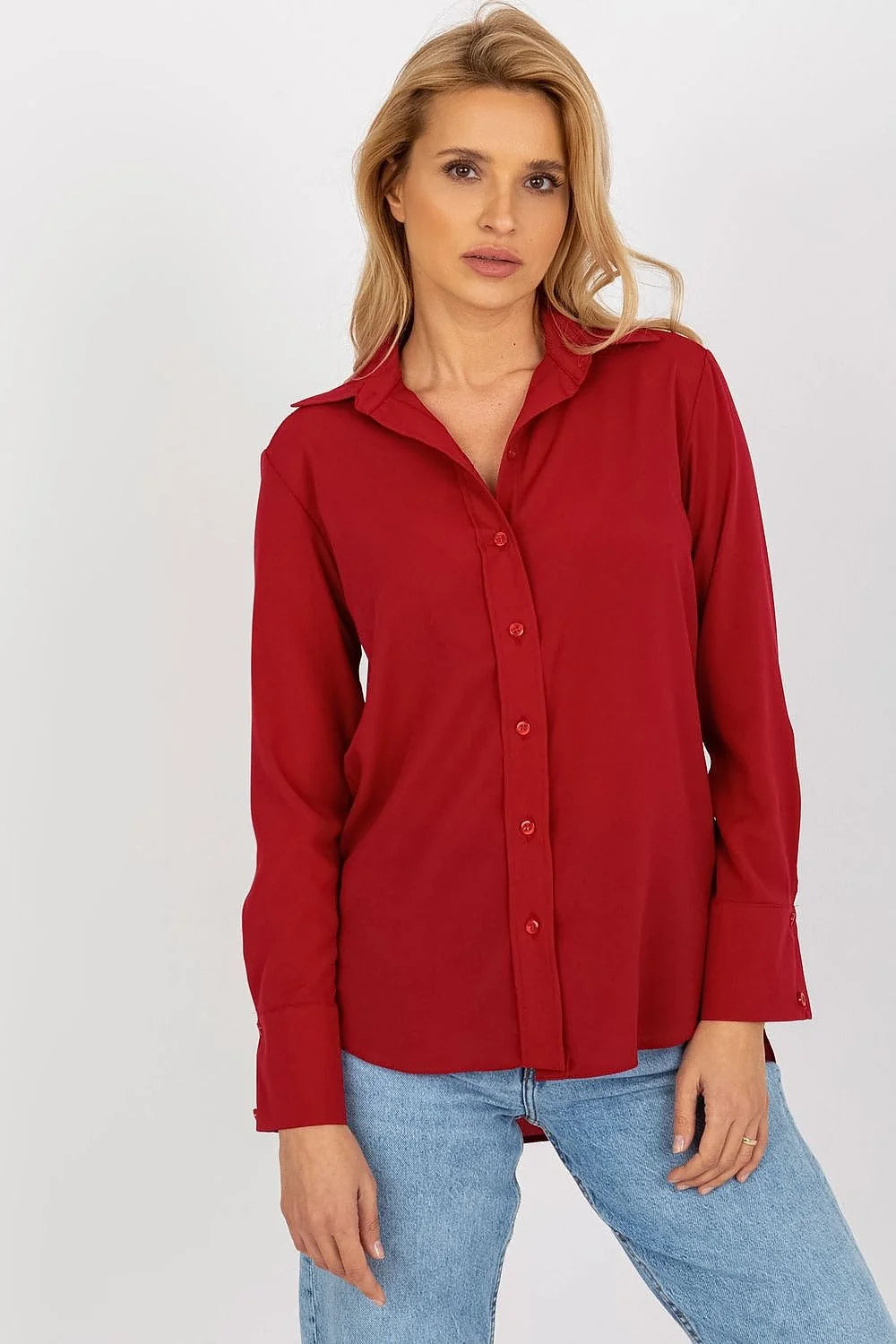 chemise longue manches longues Lakerta élégante bleu vif femme fluide satinée oversize boutonnée col pointu poignets boutons noirs ourlet arrondi