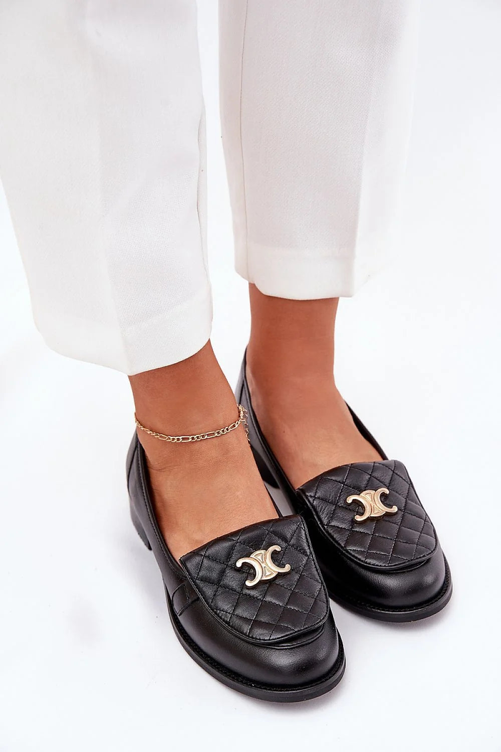 Mocassins pour femme en cuir noir matelassé avec broderie métallique argentée élégante et confortable à la cheville