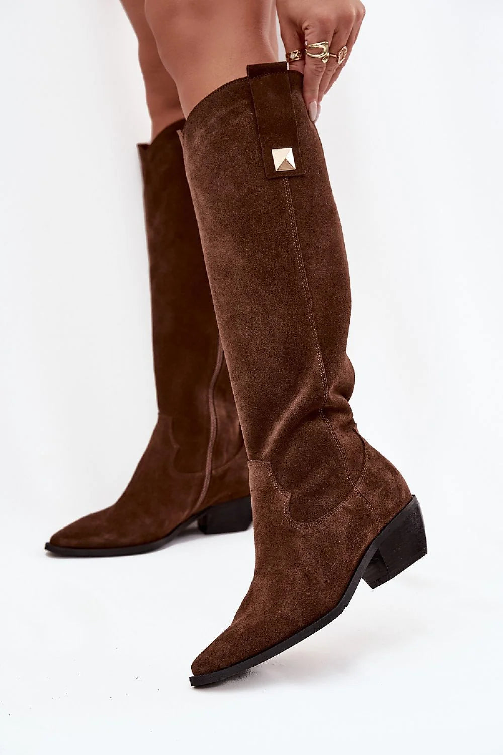 bottes cowboy femme suède marron foncé bout pointu talon bloc bas doublure feutre fermeture éclair surpiqûres rivets dorés