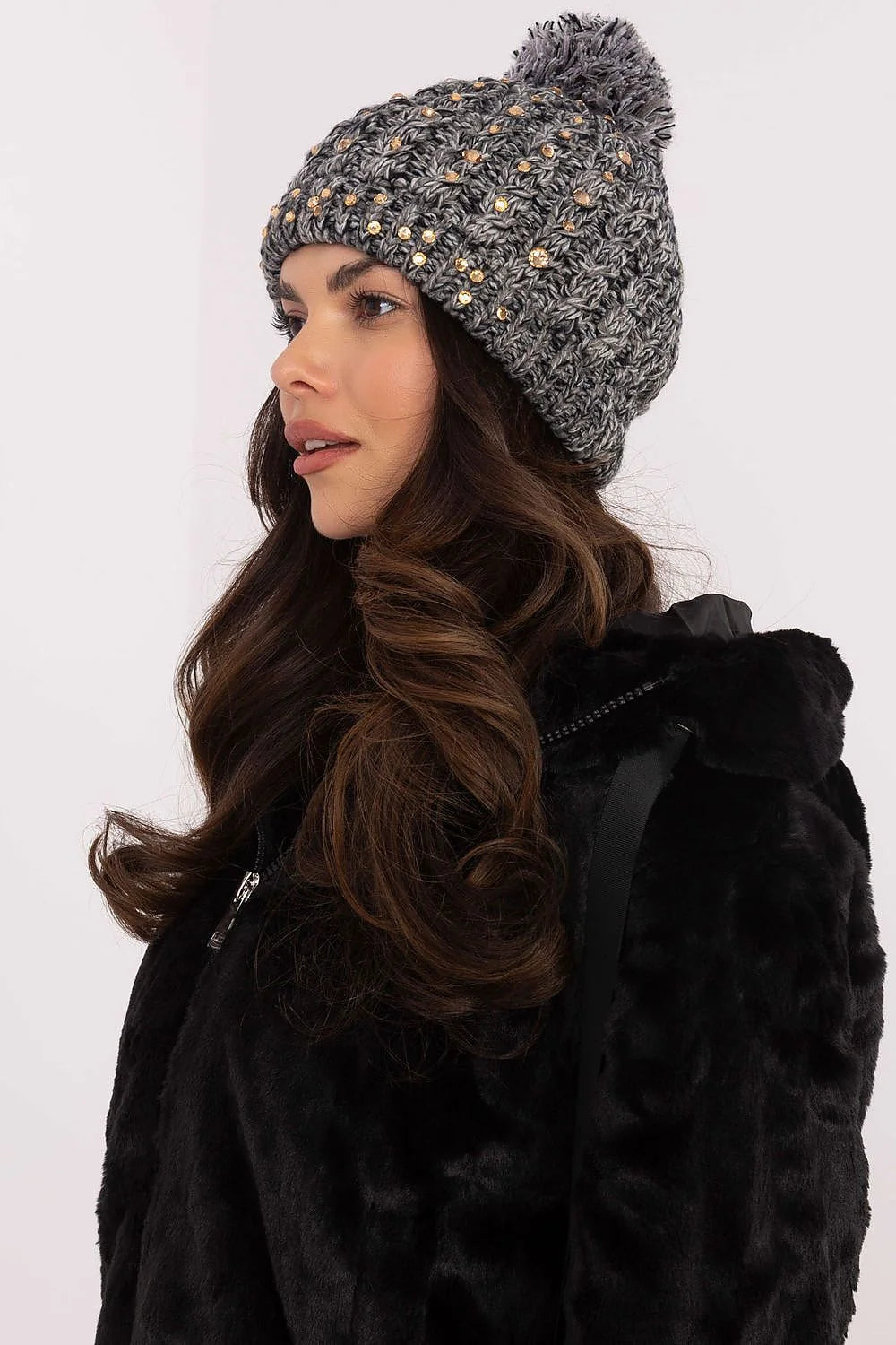ensemble hivernal chic bonnet grosse maille gris chiné pompon strass dorés laine mélangée veste fausse fourrure noire coupe ample décontractée