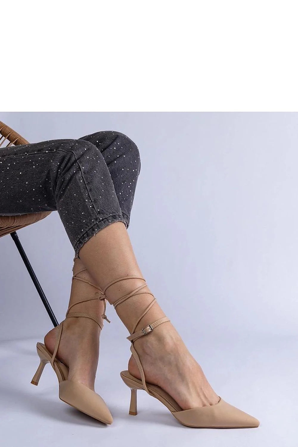 Escarpins à talons hauts Solea, design pointu, cuir synthétique beige, boucle métallique, pantalon slim gris foncé, look chic, occasion多种