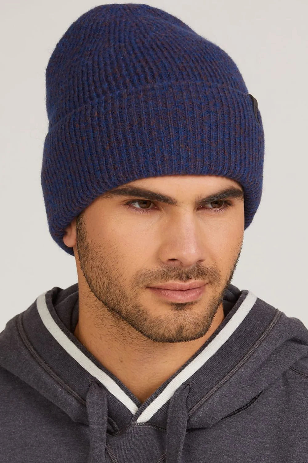 Bonnet tricoté classique bleu foncé texture côtelée pour femme hiver automne style slouchy confort thermique