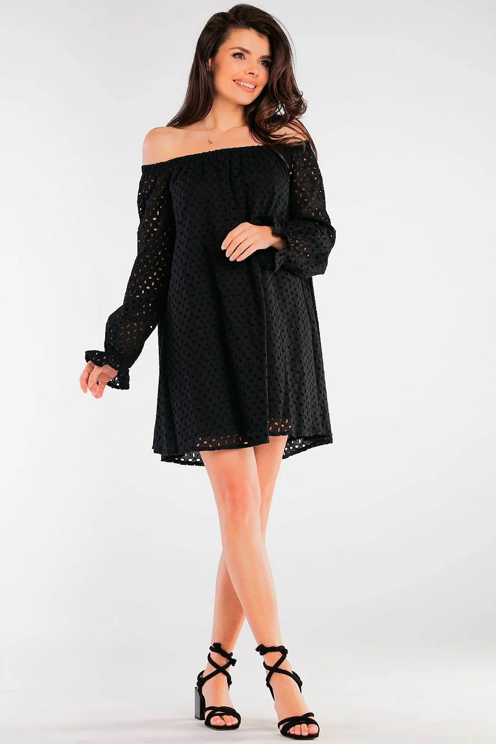 Robe off-shoulder broderie anglaise noire longues manches 100% coton femme élégance moderne style bohème