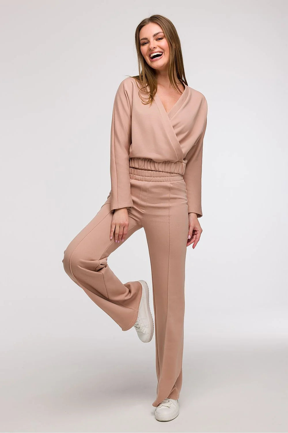 ensemble féminin portefeuille manches longues décolleté profond coton élasthanne beige sable taille haute élastiquée pantalon coupe slim pinces soignées